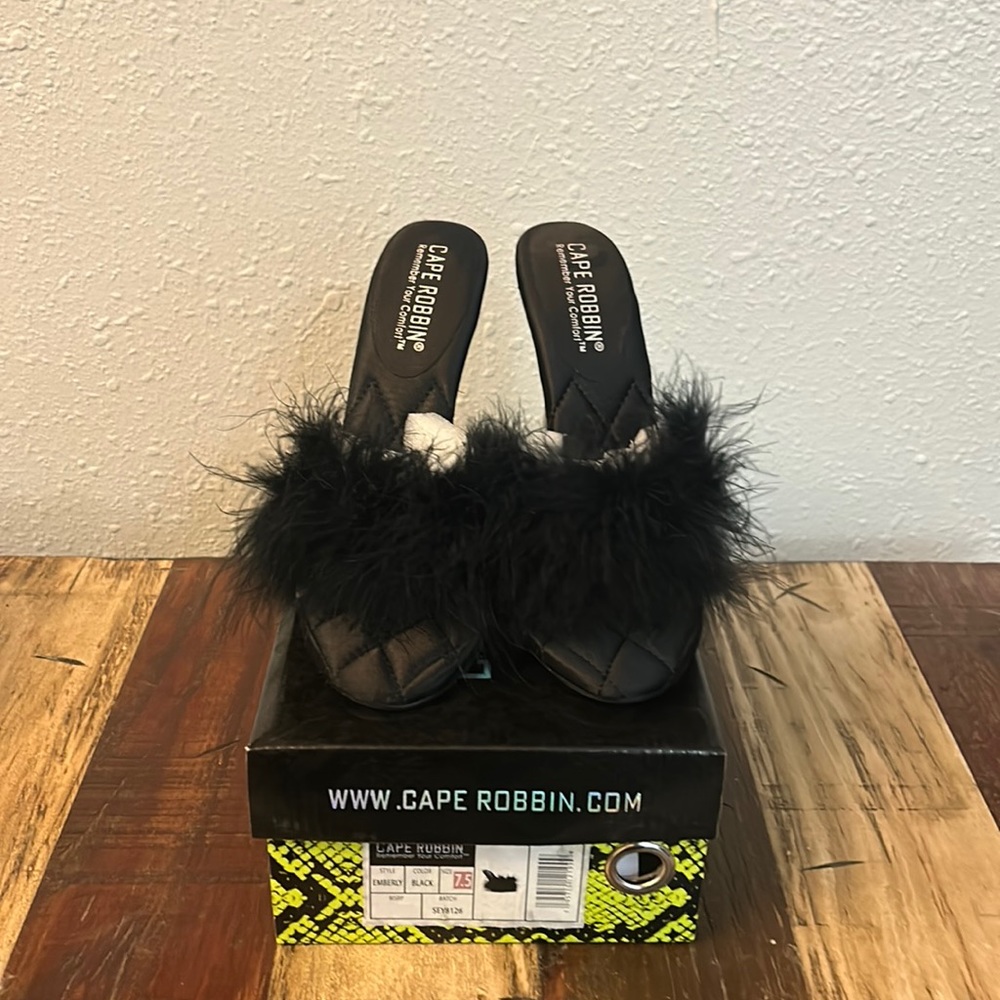 Cape Robbin Emberly in black